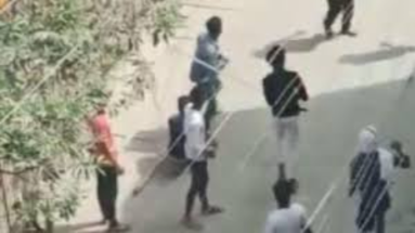 Bihar News: वर्चस्व को लेकर दो गुट भिड़े, शादी के कार्ड ले जा रहे युवक पर किया जानलेवा हमला