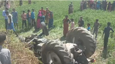 Bihar News: गया में 20 फीट नीचे गिरा ट्रैक्टर, इंजन के नीचे दबे ड्राइवर और खलासी