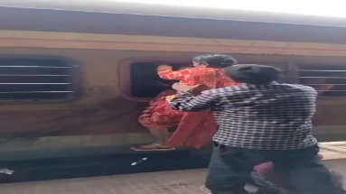 Bihar News: महाकुंभ जाने के लिए ट्रेन में इमरजेंसी खिड़की से चढ़े यात्री
