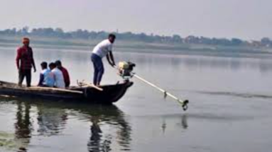 Bihar News: बगैर अनुमति प्रयागराज जाने वाली नावों को जब्त करेगा प्रशासन, पढ़िए पूरी खबर…