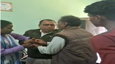 Bihar News: एमडीएम का वीडियो बना रही शिक्षिका का मोबाइल एचएम ने छीना, वीडियो हुआ वायरल
