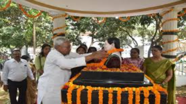 Bihar News: मुख्यमंत्री नीतीश कुमार ने पत्नी मंजू सिन्हा को दी श्रद्धांजलि, बेटे निशांत कुमार भी रहे मौजूद