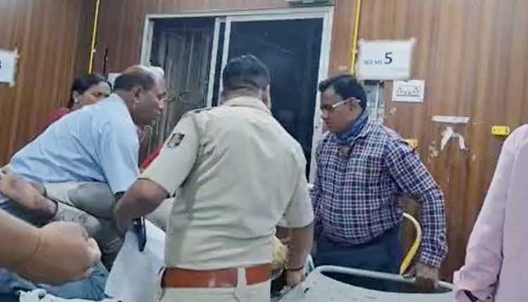 संबलपुर विश्वविद्यालय कैंपस के पास खून से लथपथ मिली छात्रा, गैंग हमले का संदेह
