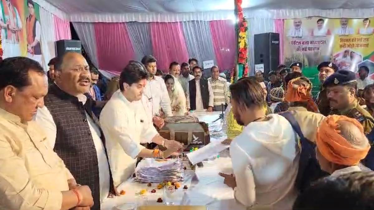 थकान दूर करने के लिए ये कैसी डिमांड ? केंद्रीय मंत्री सिंधिया को जनता दरबार में दिया आवेदन, कहा- राशन पानी बंद कर दो लेकिन…