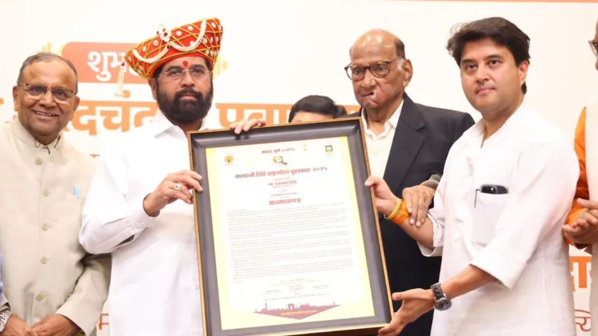 ‘बिके हुए हैं सारे…’, शरद पवार ने डिप्टी सीएम एकनाथ शिंदे को दिया ‘गौरव सम्मान’ अवॉर्ड तो नाराज हुए उद्धव ठाकरे, महाविकास अघाड़ी में बढ़ी तकरार