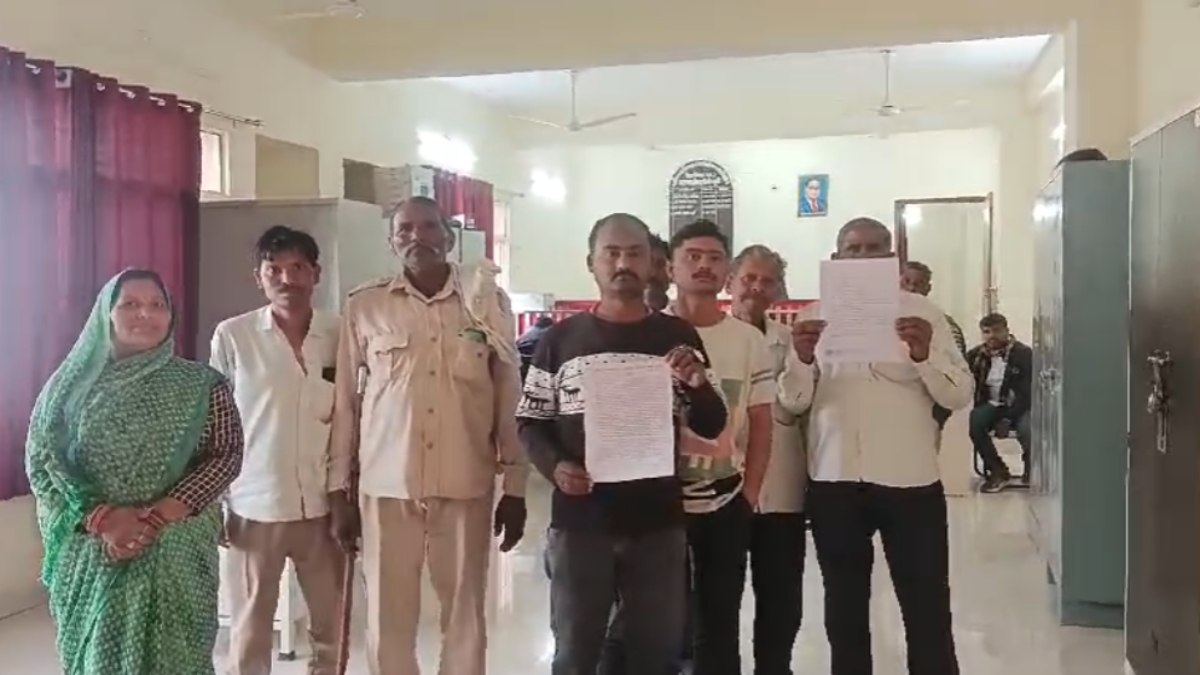 ‘कपड़े और बर्तन धोने बंगले पर बुलाते है साहब’, चौकीदार और कोटवारों ने तहसीलदार पर लगाए गंभीर आरोप, कहा- मना करने पर…