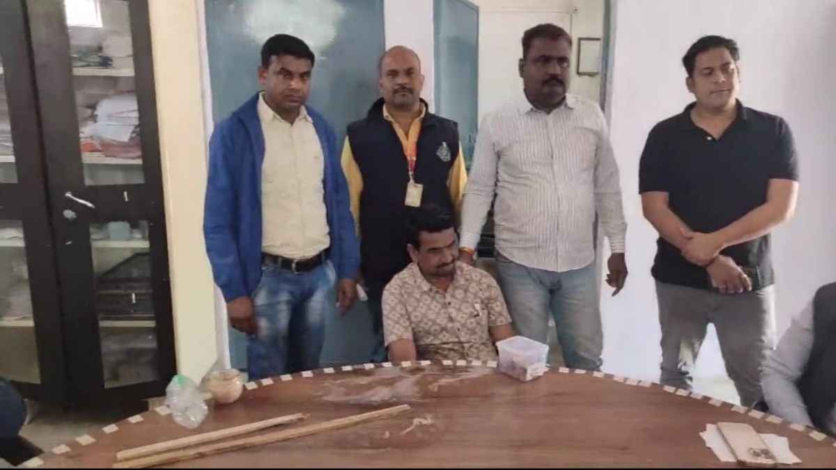 पंचायत सचिव 20 हजार की रिश्वत लेते पकड़ाया: EOW ने की कार्रवाई, इस काम के एवज में मांगी थी घूस 