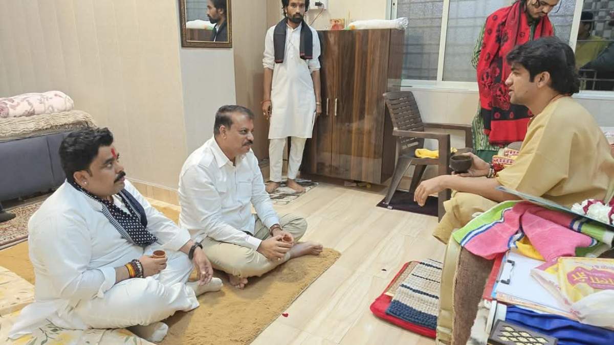 नेता प्रतिपक्ष ने धीरेंद्र शास्त्री से की मुलाकात: बागेश्वर बाबा के मोक्ष वाले बयान का किया समर्थन, महाकुंभ भगदड़ में हुई मौतों पर उठाए सवाल