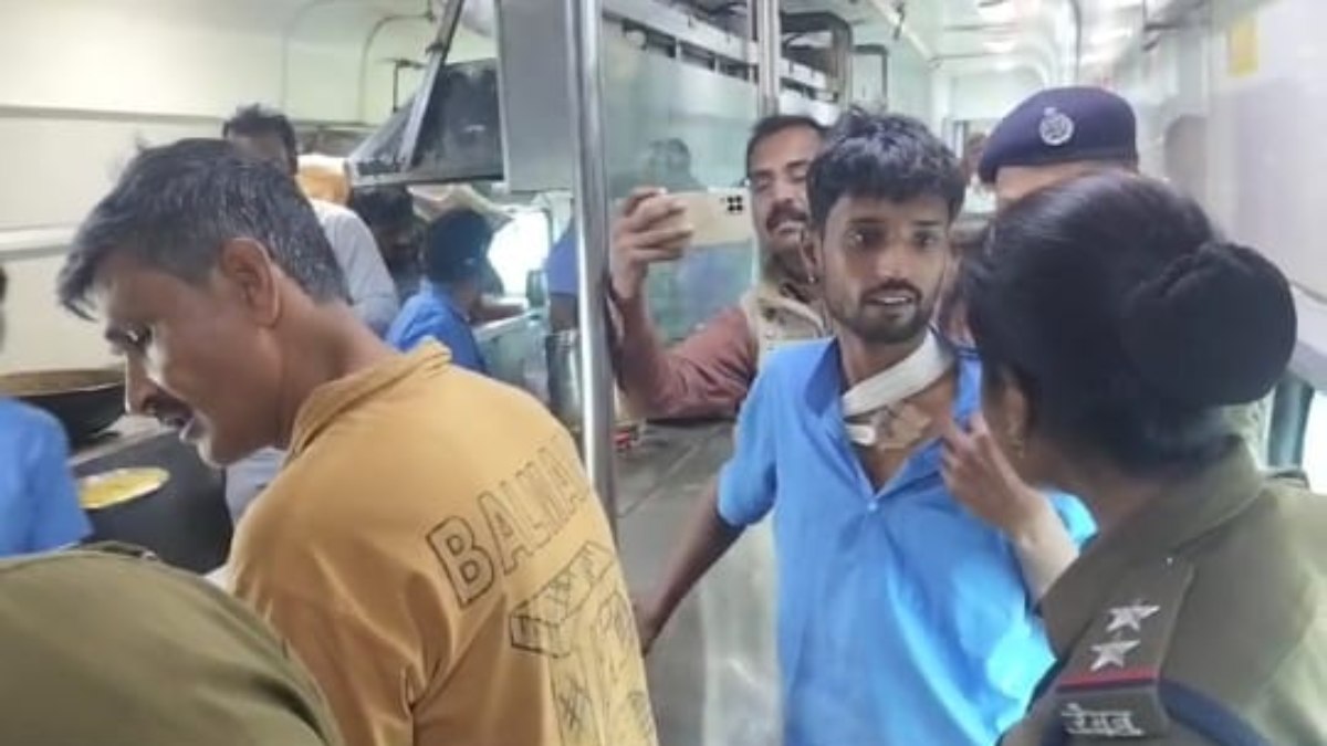 भगवान भरोसे चल रही है इंडियन रेलवे: गंगा-कावेरी एक्सप्रेस में पेंट्रीकार के वेंडर पर चाकू से हमला, यात्रियों में फैली दहशत, ट्रेन में सुरक्षा को लेकर उठे सवाल