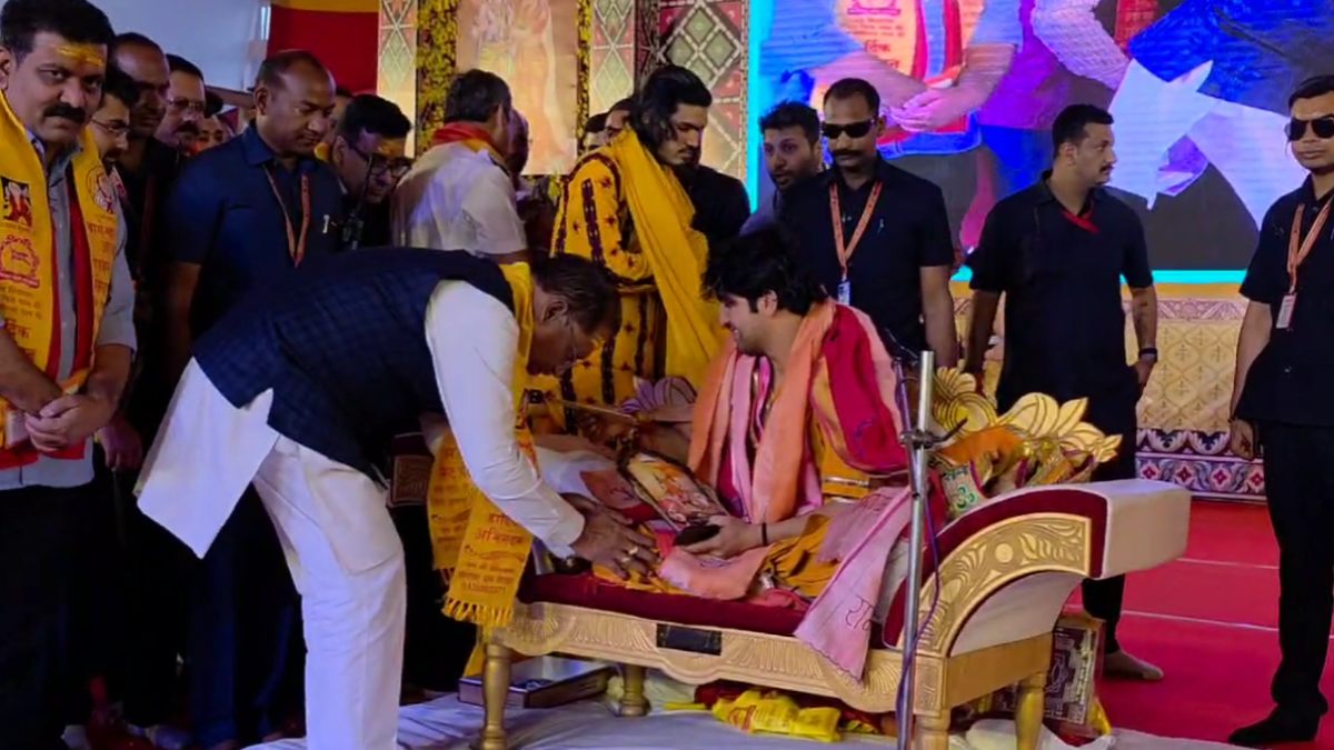 छत्तीसगढ़ के CM विष्णुदेव साय पहुंचे छतरपुर, बागेश्वर धाम में बालाजी सरकार के किए दर्शन, साथ में डिप्टी सीएम विजय शर्मा भी रहे मौजूद   
