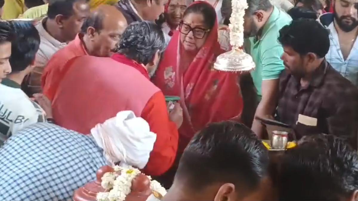 दतिया पहुंचीं राजस्थान की पूर्व सीएम: वसुंधरा राजे ने महाशिवरात्रि पर मां बगलामुखी के किए दर्शन, वनखंडेश्वर महादेव का किया अभिषेक