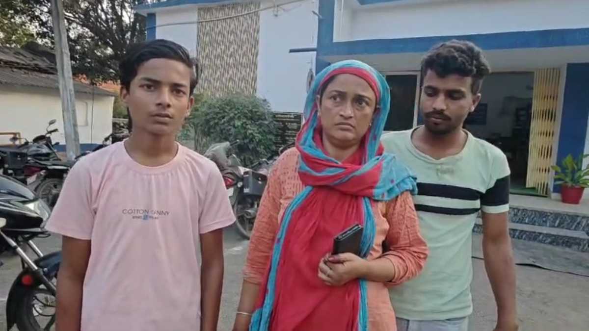 महिला को बदमाशों ने बेहरमी से पीटाः बीच बचाव करने आए बेटे के साथ की मारपीट, शिकायत करने पहुंची थाने तो दबंगों ने घर में की तोड़फोड़, बाइक को भी कुचला