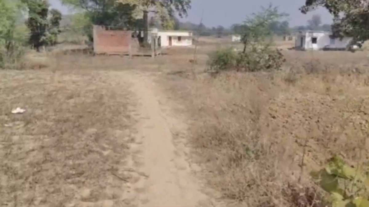 MP में एक गांव ऐसा जहां सड़क नहींः खराब रास्तों से स्कूल, आंगनबाड़ी और आरोग्य केंद्र जाने को मजबूर ग्रामीण