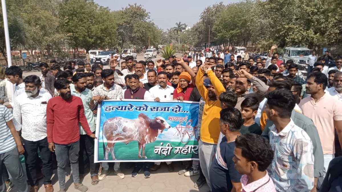 नंदी की हत्या के खिलाफ ग्रामीणों ने निकाली रैलीः कलेक्ट्रेट पहुंच आरोपियों की संख्या बढ़ाने और कार्रवाई की मांग की