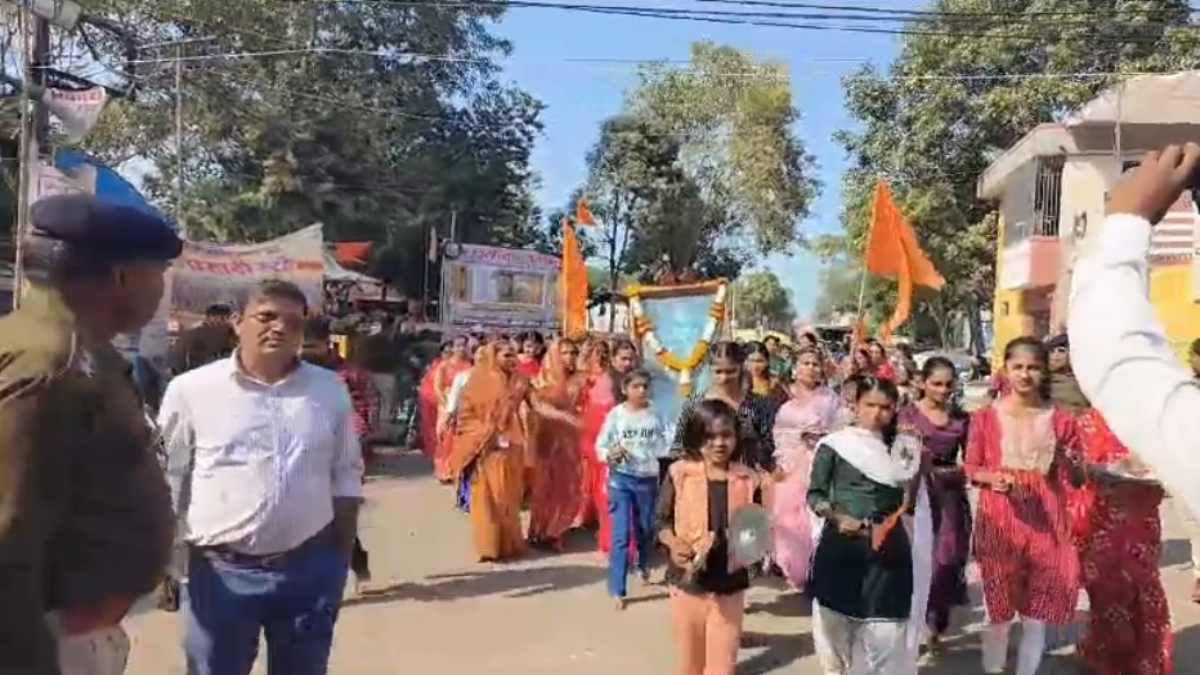 भोजशाला में मातृशक्ति सम्मेलन: सुरक्षा के बीच मां वाग्देवी के तेल चित्र को गर्भगृह में किया स्थापित, हवन कर की गई महाआरती