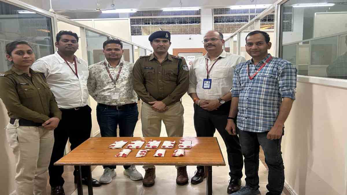 ‘Hello sir’ मैं SBI से बोल रही हूं… क्रेडिट कार्ड अपडेट कराने के नाम पर ठगी करने वाले गिरोह का भंडाफोड़, फर्जी कॉल सेंटर पर पुलिस ने दी दबिश, 3 युवती समेत चार आरोपी गिरफ्तार