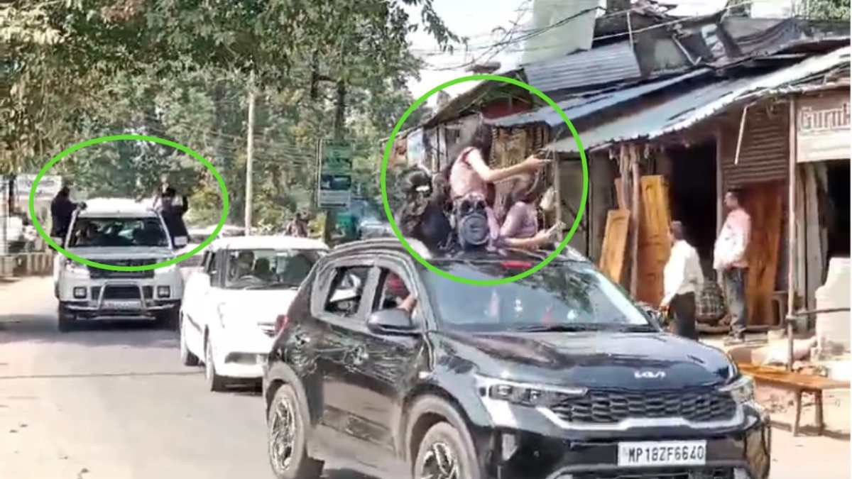 ‘Reel’ के चक्कर में तोड़ दिए नियम: बीच सड़क छात्रों ने किया खतरनाक स्टंट, यातायात नियमों की उड़ाई धज्जियां, Video वायरल