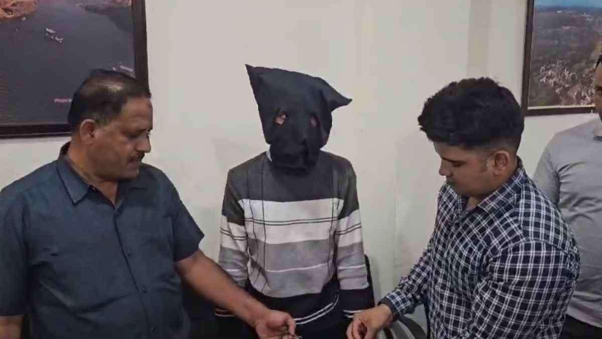 9 साल बाद पुलिस को मिली बड़ी सफलता: 10 हजार का इनामी डकैत अजमेर से गिरफ्तार, 15 लाख के जेवरात और नगदी लेकर हुआ था फरार