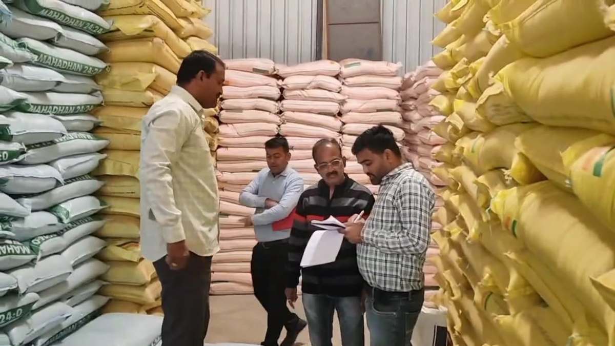 नए कलेक्टर की एंट्री से कृषि केंद्र संचालकों को लगा ‘करंट’, खाद उर्वरक दुकानों पर प्रशासन का औचक निरीक्षण, अनियमितताओं पर थमाया नोटिस