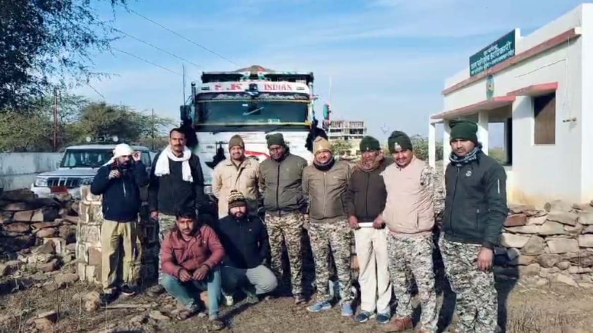 चंबल नदी से रेत का अवैध खनन: मुरैना से आई राष्ट्रीय चंबल अभ्यारण्य विभाग टीम ने की कार्रवाई, एक डंपर जब्त, 6 डंपर लेकर माफिया फरार