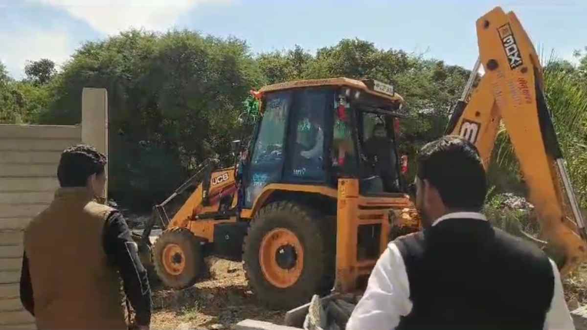 बिल्डर की दबंगई: जेसीबी से गिराई कॉलोनी की दीवार, रहवासियों में आक्रोश, पुलिस ने दर्ज की FIR