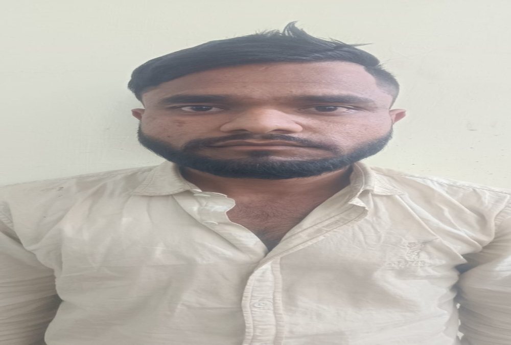 पांच हजार का इनामी आरोपी गिरफ्तारः शराब पीने के लिए पैसे नहीं देने पर मार दी थी गोली