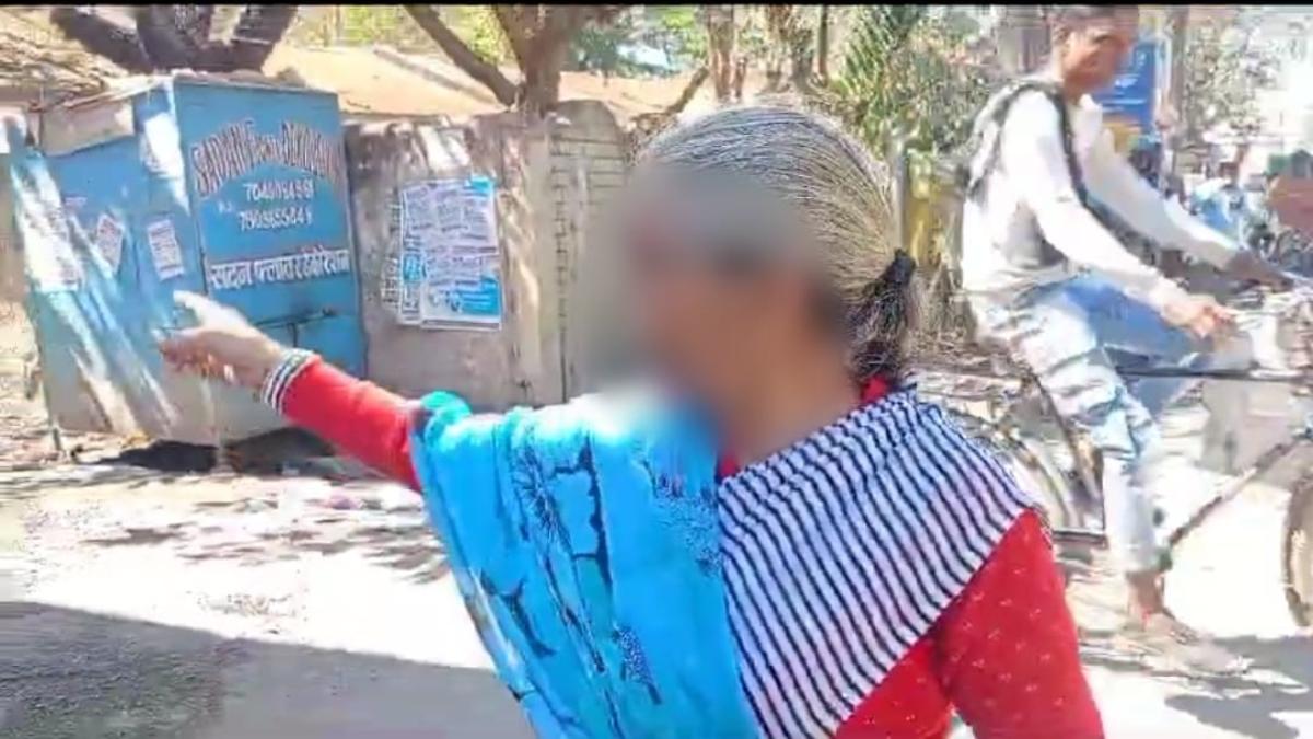 मंदिर से दर्शन कर लौट रही महिला से लूटः सोने की चेन व पर्स छीनकर भागे बदमाश, पुलिस तलाश में जुटी