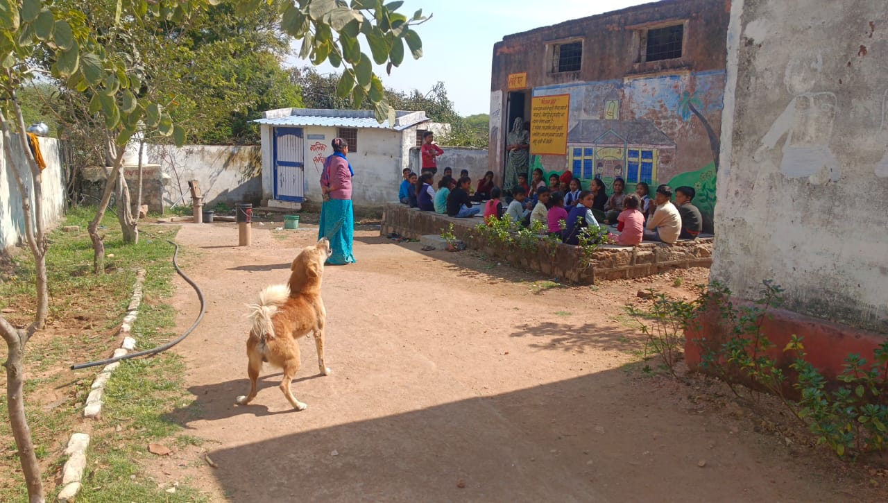 ये डॉग स्कूल में बच्चों के साथ पढ़ता है भोजन मंत्र, क्षेत्र में बना चर्चा का विषय, Video देख नहीं होगा यकीन