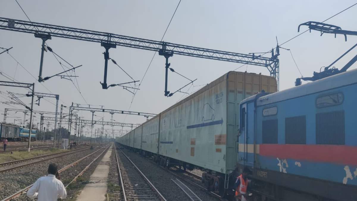 गलत ट्रैक पर 147 किलोमीटर तक चली मालगाड़ी, 18 स्टेशनों से मिली हरी झंडी, फिर जो हुआ…