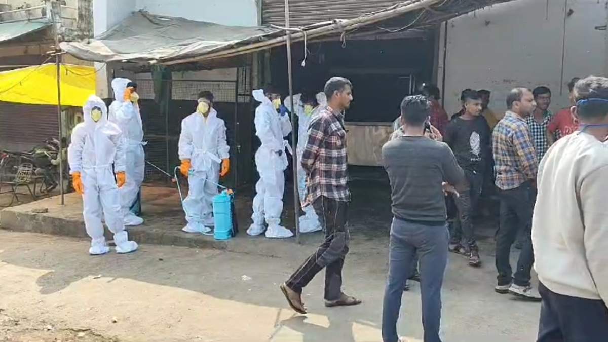 बर्ड फ्लू की आशंका से प्रशासन अलर्ट: मटन मार्केट को सील कर किया सैनेटाइजर, अधिकारियों ने की लोगों से ये अपील