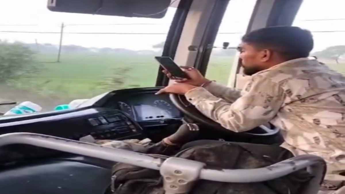 यात्रियों की जान से खिलवाड़ का Video वायरल, चलती बस में स्टेयरिंग संभालने की बजाय ड्राइवर देखता रहा मोबाइल