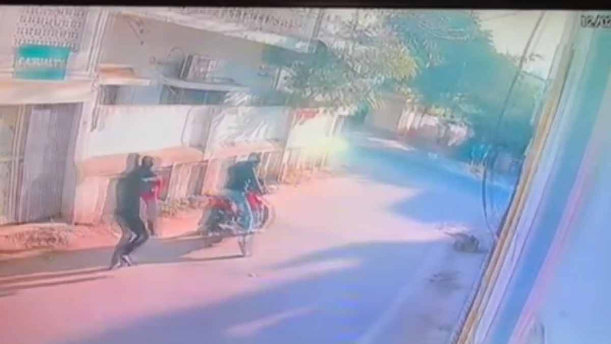 मां की आंखों में मिर्ची झोंक बदमाशों ने किया 7 साल के बच्चे का अपहरण, CCTV में कैद वारदात, नाकाबंदी कर बदमाशों की तलाश में जुटी पुलिस