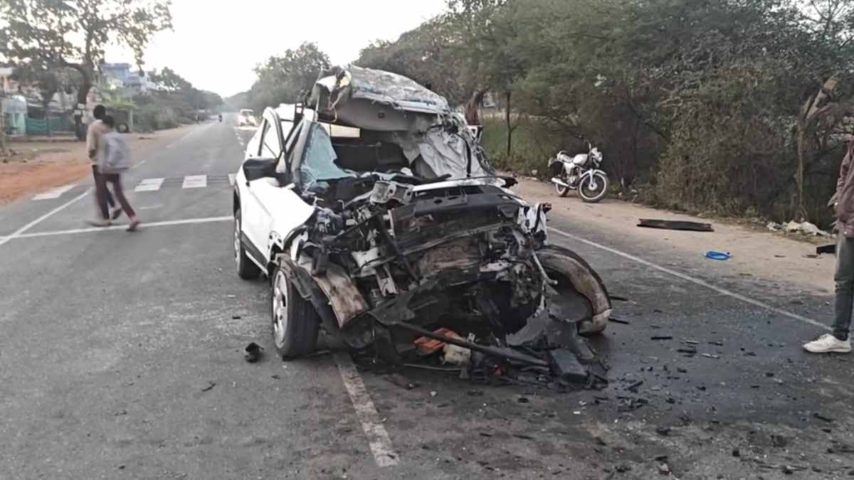 सड़क हादसे में तीन दोस्तों की मौतः डंपर में घुसी तेज रफ्तार कार, एक घायल, कार के उड़े परखच्चे