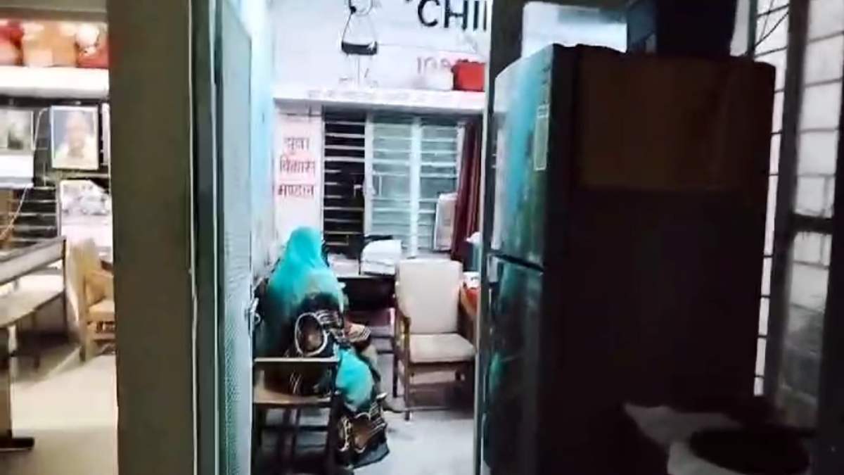 खून की प्यासी मां-बेटी: बुजुर्ग पर हंसिए से हमला कर उतारा मौत के घाट, पुलिस ने किया गिरफ्तार