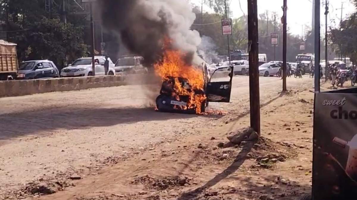 चलती कार में लगी आग, चालक ने कूदकर बचाई जान, कड़ी मशक्कत कर पाया काबू