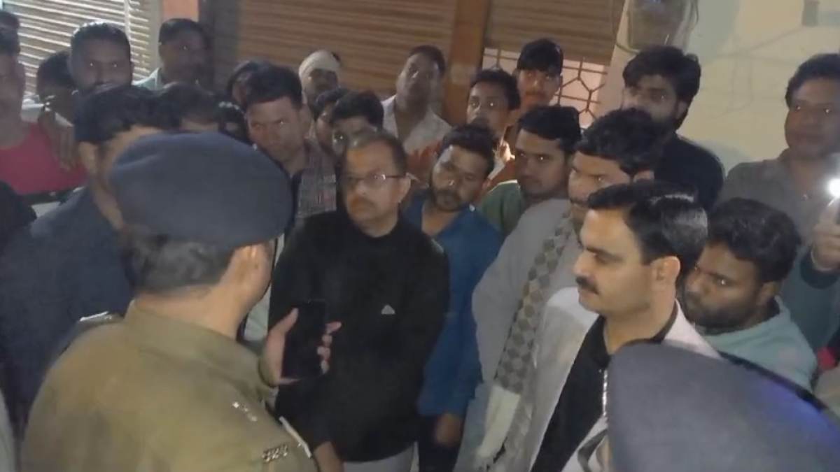 वाहन चेकिंग के दौरान विवाद: विश्व हिंदू परिषद पदाधिकारी से बहस के बाद SI लाइन अटैच, विवाद के बाद हवालात में किया था बंद