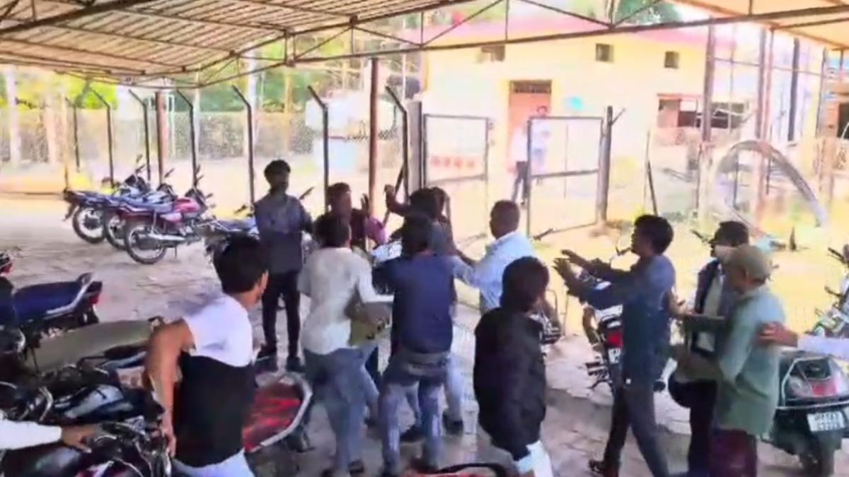 नवविवाहिता की संदिग्ध परिस्थिति में मौत: गुस्साए परिजनों ने ससुराल वालों की जूते-चप्पल से की पिटाई, जांच में जुटी पुलिस
