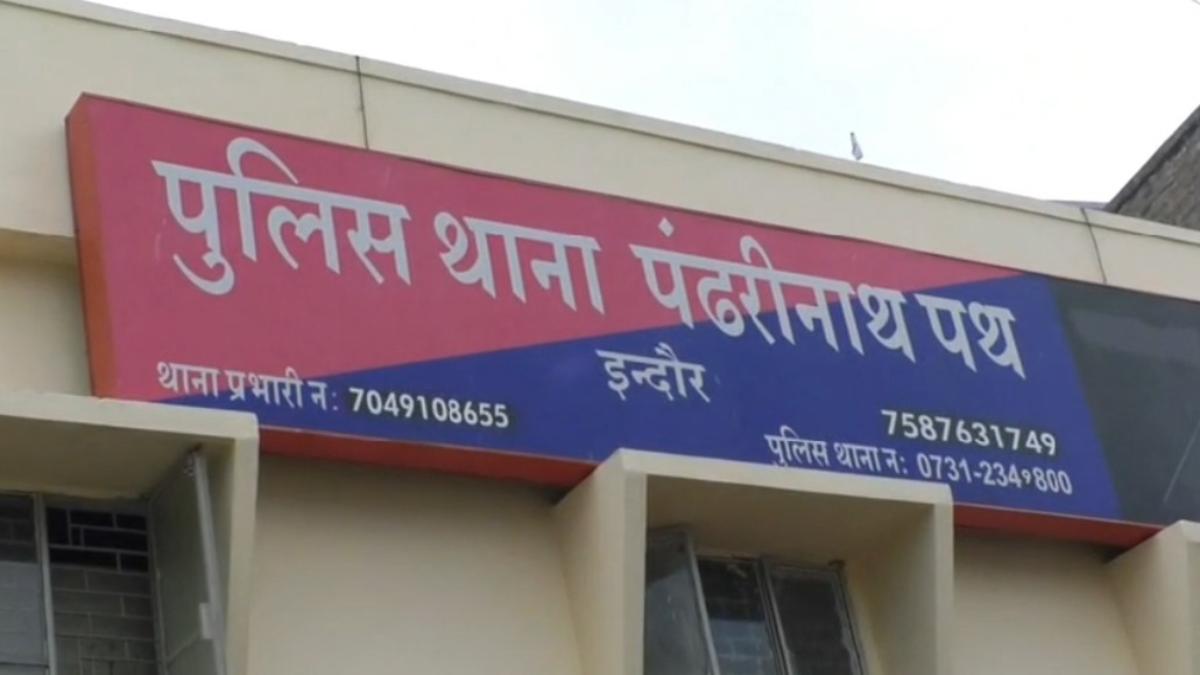 थाने में कमिश्नर के औचक निरीक्षण में मिली लापरवाही: TI समेत 12 पुलिसकर्मियों को भेजा डीसीपी कार्यालय, तीन दिन होगी ट्रेनिंग