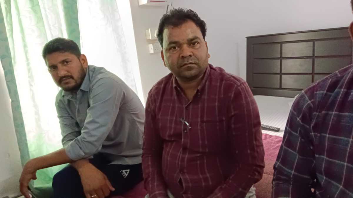 रिश्वतखोर वेयर हाउस प्रबंधक और ऑपरेटर: लोकायुक्त ने 50 हजार की रिश्वत लेते हुए पकड़ा, गेहूं में कमी को सही करने मांगे थे 92 हजार रुपए