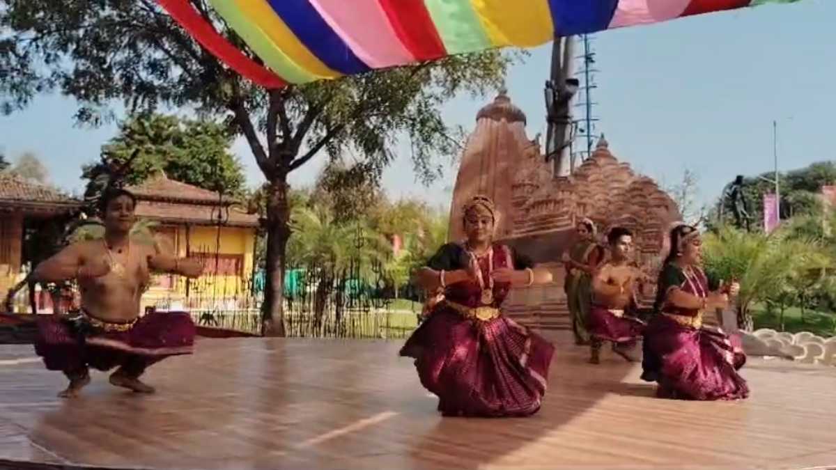 51वां खजुराहो नृत्य समारोह: सबसे लंबे शास्‍त्रीय नृत्‍य मैराथन की शुरुआत, 25 घंटे तक नाचते रहेंगे नर्तक, बनेगा वर्ल्‍ड रिकार्ड