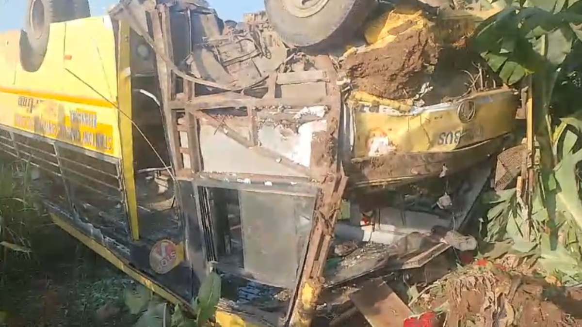स्कूली बस अनियंत्रित होकर पलटी, 10 से अधिक बच्चे घायल, चालक की लापरवाही से हुआ हादसा