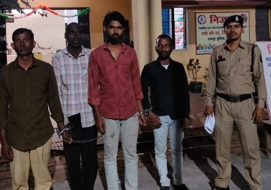 CG News : पुलिस ने मवेशियों से भरे वाहन को नाकेबंदी कर पकड़ा, 1 अंतरराज्यीय समेत 4 तस्कर गिरफ्तार