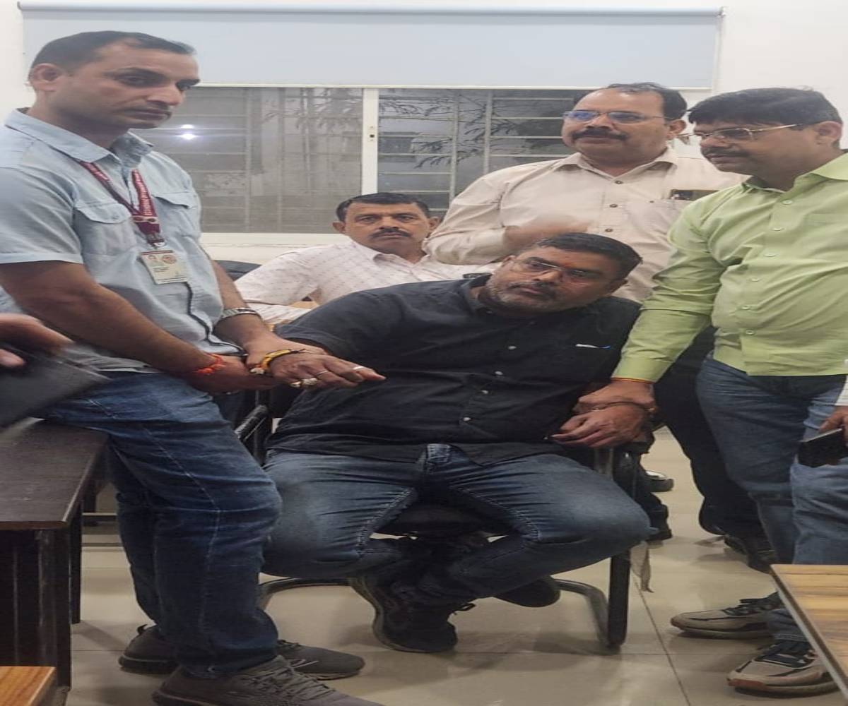 बड़ी रिश्वतखोरीः एक लाख घूस लेते पटवारी रंगे हाथों गिरफ्तार, EOW की बड़ी कार्रवाई