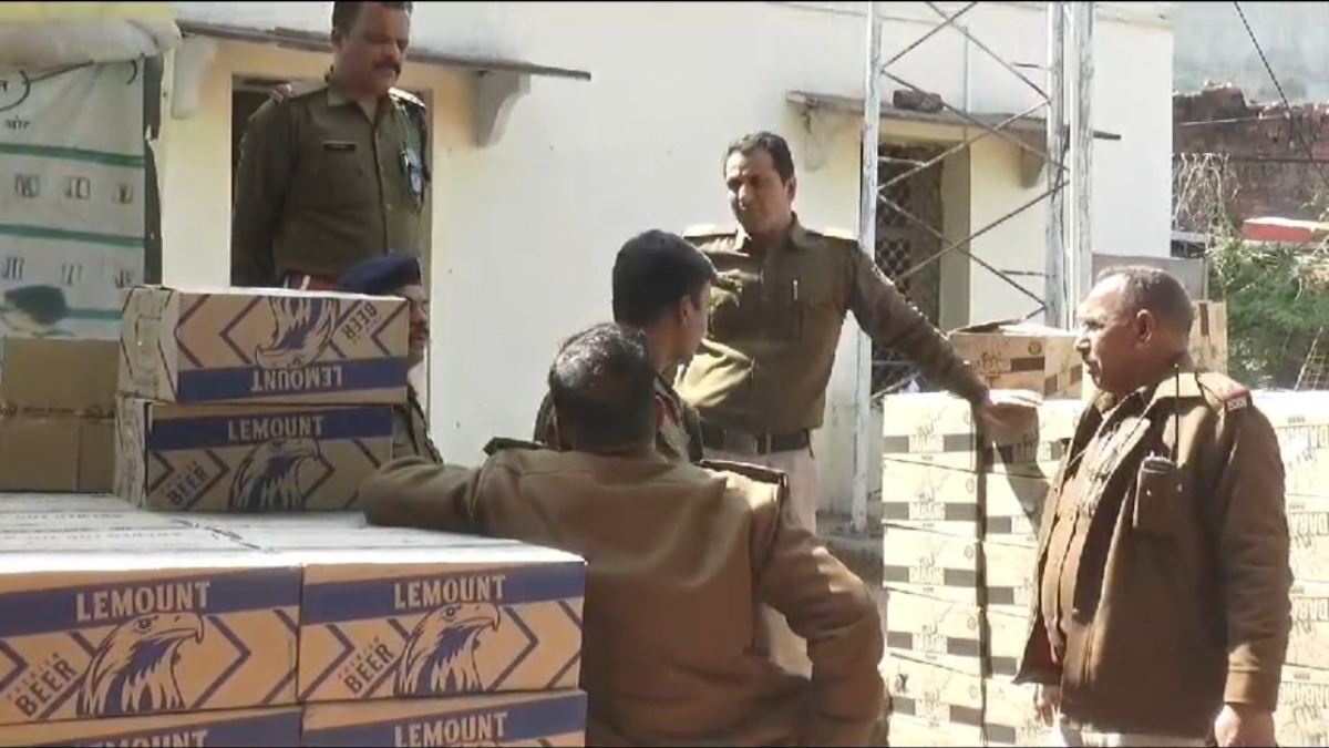 पुलिस की कार्रवाई: 40 लाख की 1400 पेटी बियर से भरे कंटेनर जब्त, हिरासत में चालक से पूछताछ जारी