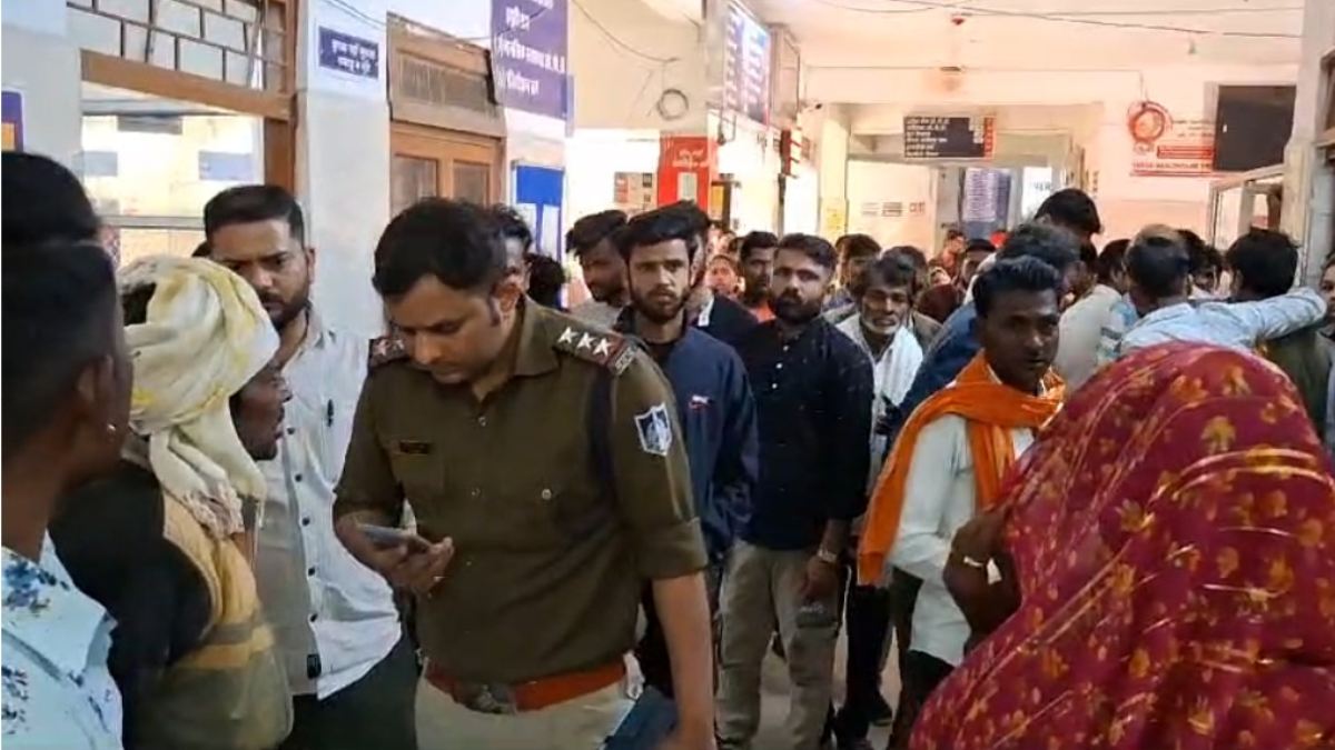 सड़क हादसे में एक दर्जन से अधिक घायल, एक की हालत गंभीरः शादी समारोह से लौटते समय हुई दुर्घटना