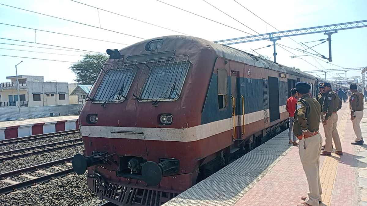 दो हिस्सों में बंटी ट्रेन: चलती रेलगाड़ी की कपलिंग टूटने से इंजन हुआ बोगी से अलग, हलक में अटकी यात्रियों की जान