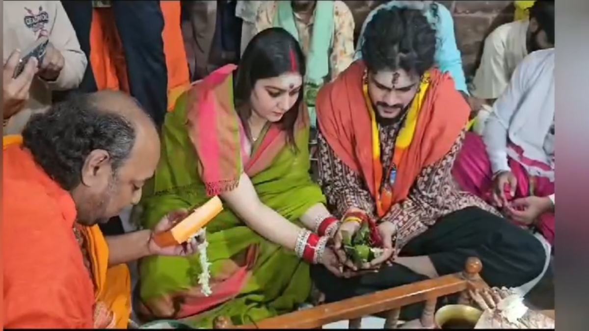 Hansraj Raghuwanshi in Omkareshwar Temple : ओंकारेश्वर ज्योतिर्लिंग के दर्शन करने पहुंचे सिंगर हंसराज रघुवंशी, बाबा के दरबार में गाया भजन, पत्नी के साथ लिया आशीर्वाद