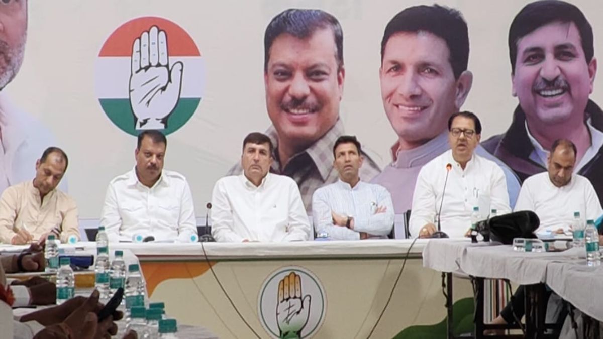 कांग्रेस की बैठक में महिला पदाधिकारी ने निकाला गुस्साः पद लेकर घर बैठने वालों पर जताई नाराजगी, हटाए जाएंगे कई जिलों के अध्यक्ष, ब्लॉक अध्यक्षों की उम्र तय