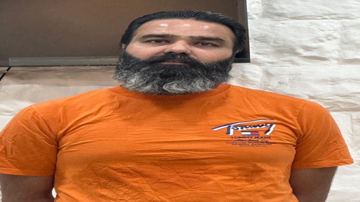 तिहाड़ जेल दिल्ली में बंद ठग को MP पुलिस लाई इंदौरः चंड़ीगढ़ के नीरज ने विदेश में नौकरी दिलाने के नाम पर 17 स्टूडेंट से की थी 12 लाख की ठगी