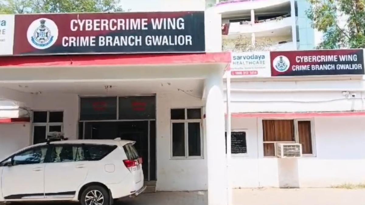 ‘मैं अर्जेंट मीटिंग में हूं, मुझे तुरंत पैसों की जरूरत है’, संभागायुक्त के वॉट्सऐप से कर्मचारियों को आया मैसेज, फिर..